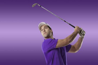 Golf oyuncu mor bir gömlek