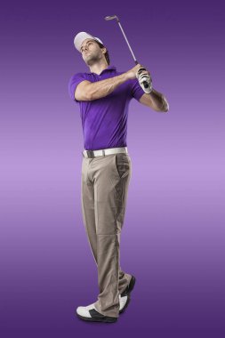 Golf oyuncu mor bir gömlek