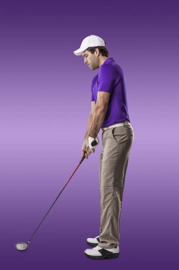 Golf oyuncu mor bir gömlek