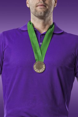 Golf oyuncu mor bir gömlek