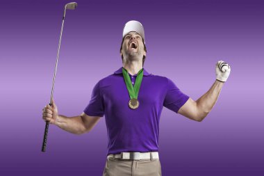 Golf oyuncu mor bir gömlek