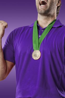 Golf oyuncu mor bir gömlek