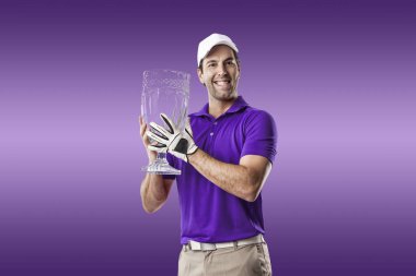 Golf oyuncu mor bir gömlek
