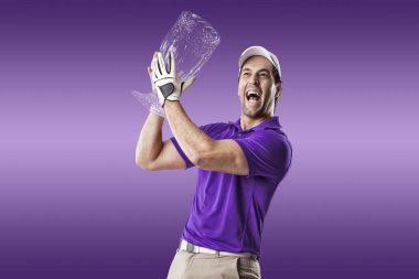 Golf oyuncu mor bir gömlek