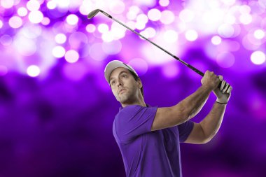 Golf oyuncu mor bir gömlek