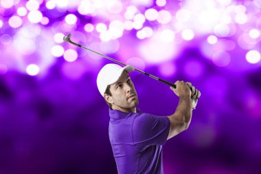 Golf oyuncu mor bir gömlek
