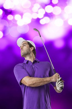 Golf oyuncu mor bir gömlek