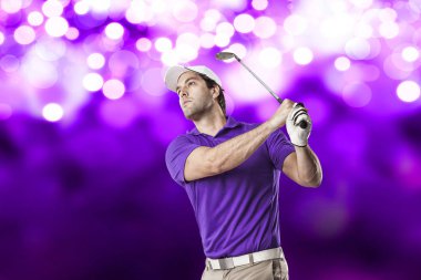 Golf oyuncu mor bir gömlek
