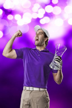 Golf oyuncu mor bir gömlek