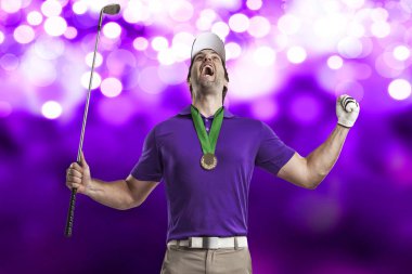 Golf oyuncu mor bir gömlek