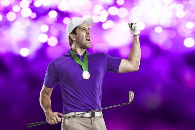 Golf oyuncu mor bir gömlek
