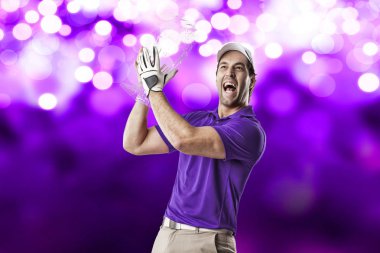 Golf oyuncu mor bir gömlek