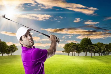 Pembe gömlekli Golf oyuncu