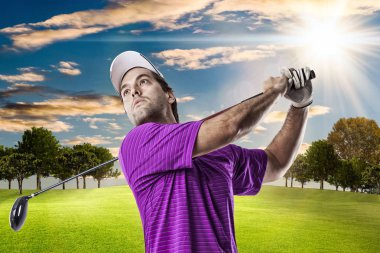 Pembe gömlekli Golf oyuncu