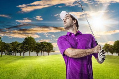 Pembe gömlekli Golf oyuncu