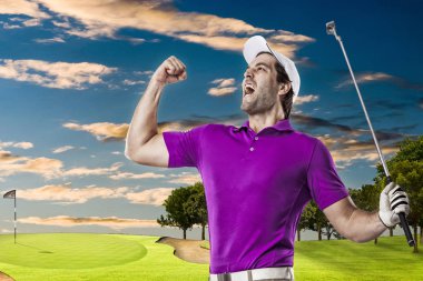Pembe gömlekli Golf oyuncu