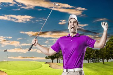 Pembe gömlekli Golf oyuncu