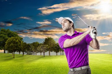 Pembe gömlekli Golf oyuncu