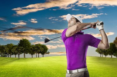 Pembe gömlekli Golf oyuncu