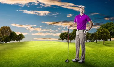 Pembe gömlekli Golf oyuncu