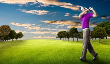 Pembe gömlekli Golf oyuncu