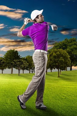 Pembe gömlekli Golf oyuncu