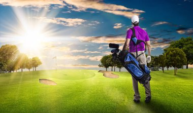 Pembe gömlekli Golf oyuncu