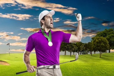 Pembe gömlekli Golf oyuncu