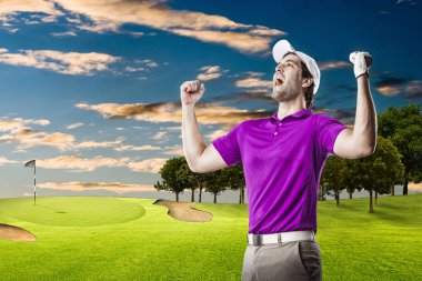 Pembe gömlekli Golf oyuncu