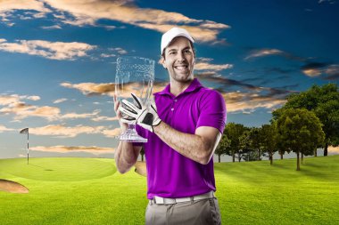 Pembe gömlekli Golf oyuncu