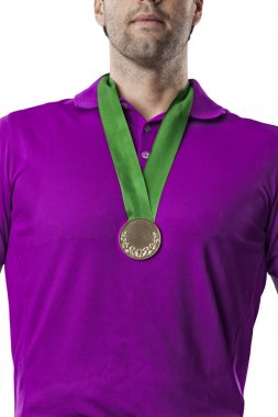 Pembe gömlekli Golf oyuncu