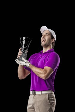 Pembe gömlekli Golf oyuncu