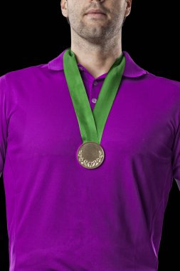 Pembe gömlekli Golf oyuncu