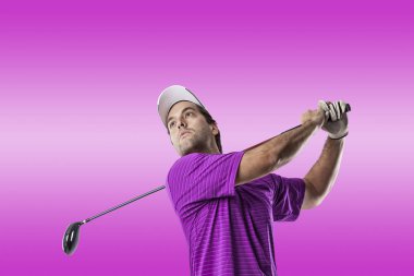 Pembe gömlekli Golf oyuncu