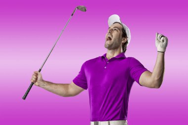 Pembe gömlekli Golf oyuncu