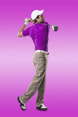 Pembe gömlekli Golf oyuncu