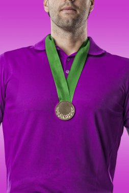 Pembe gömlekli Golf oyuncu