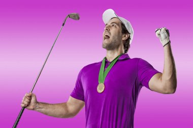 Pembe gömlekli Golf oyuncu