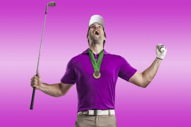 Pembe gömlekli Golf oyuncu