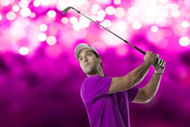 Pembe gömlekli Golf oyuncu