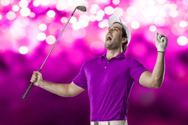 Pembe gömlekli Golf oyuncu