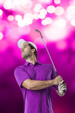 Pembe gömlekli Golf oyuncu