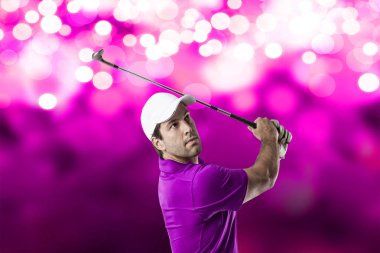 Pembe gömlekli Golf oyuncu