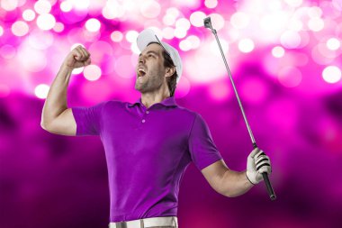 Pembe gömlekli Golf oyuncu