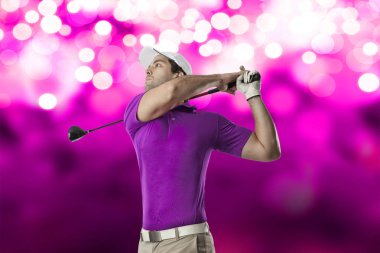 Pembe gömlekli Golf oyuncu