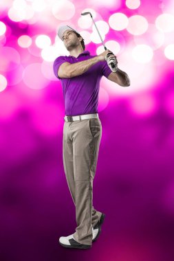 Pembe gömlekli Golf oyuncu