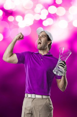 Pembe gömlekli Golf oyuncu
