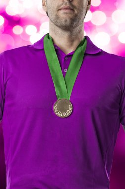 Pembe gömlekli Golf oyuncu