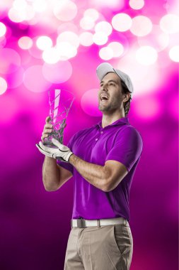 Pembe gömlekli Golf oyuncu