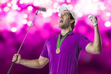 Pembe gömlekli Golf oyuncu